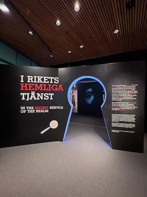Entrance to the exhibition I rikets hemliga tjänst, In the secret service of the realm, shaped like a keyhole