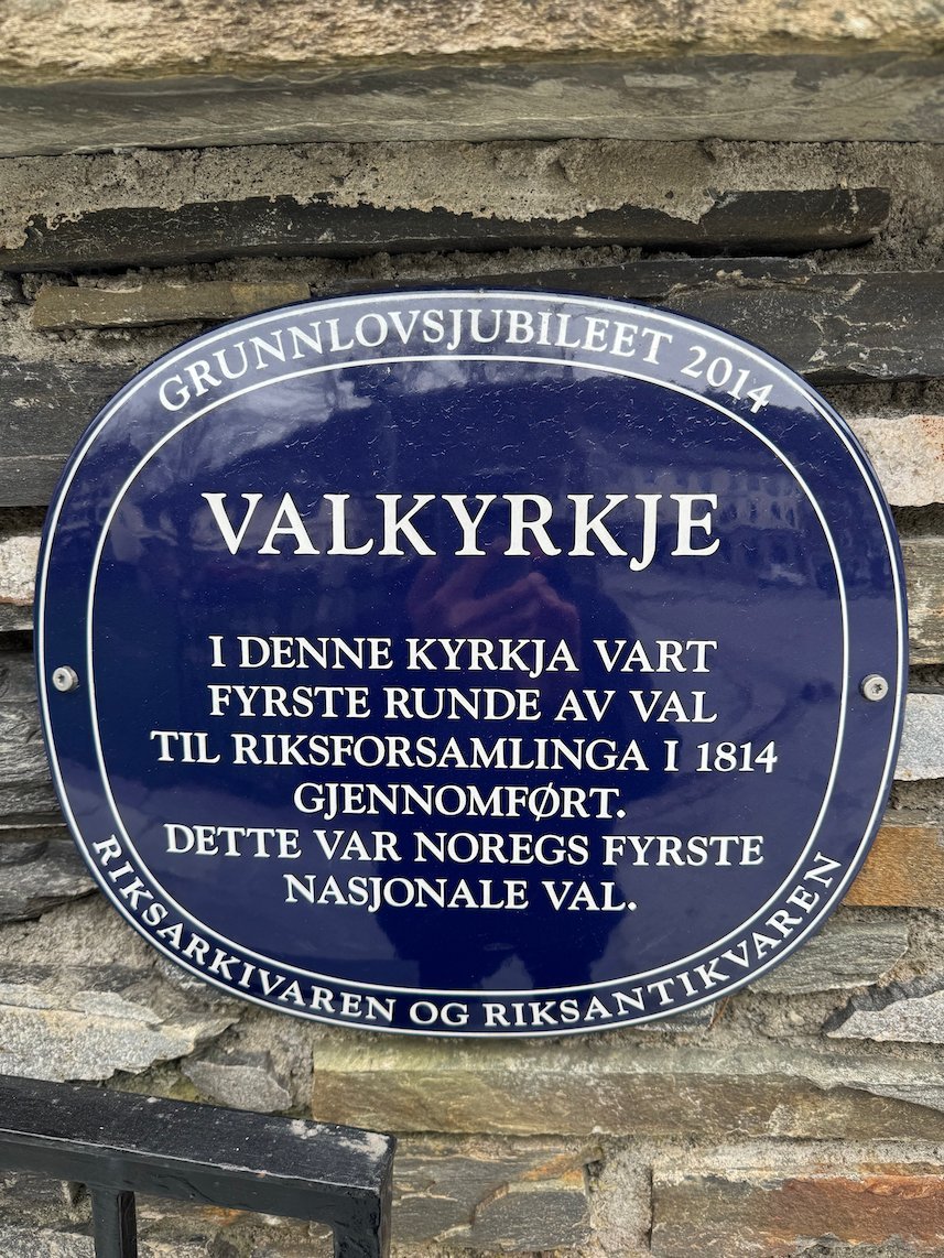 Blue plaque Valkyrkje about the first election to the Norwegian national assembly in 1814