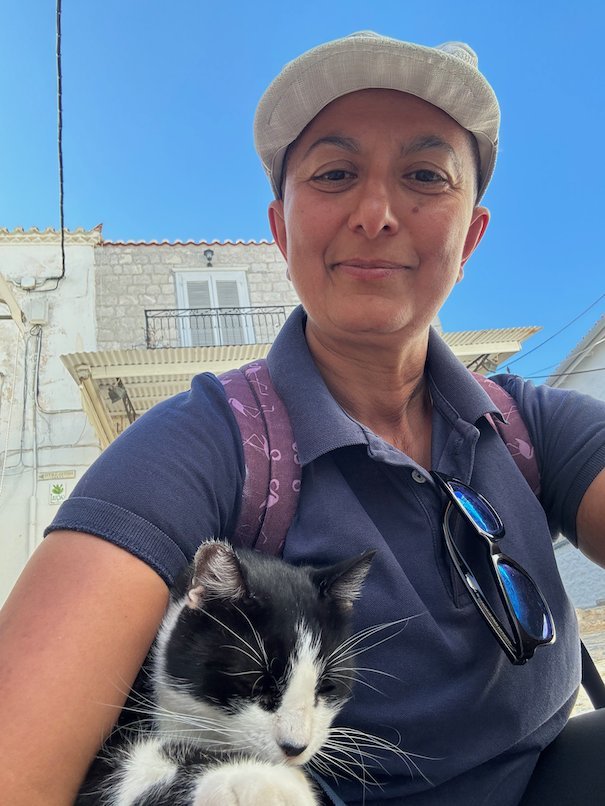 Selfie of Zayera Khan with a black and white cat in Hydra
