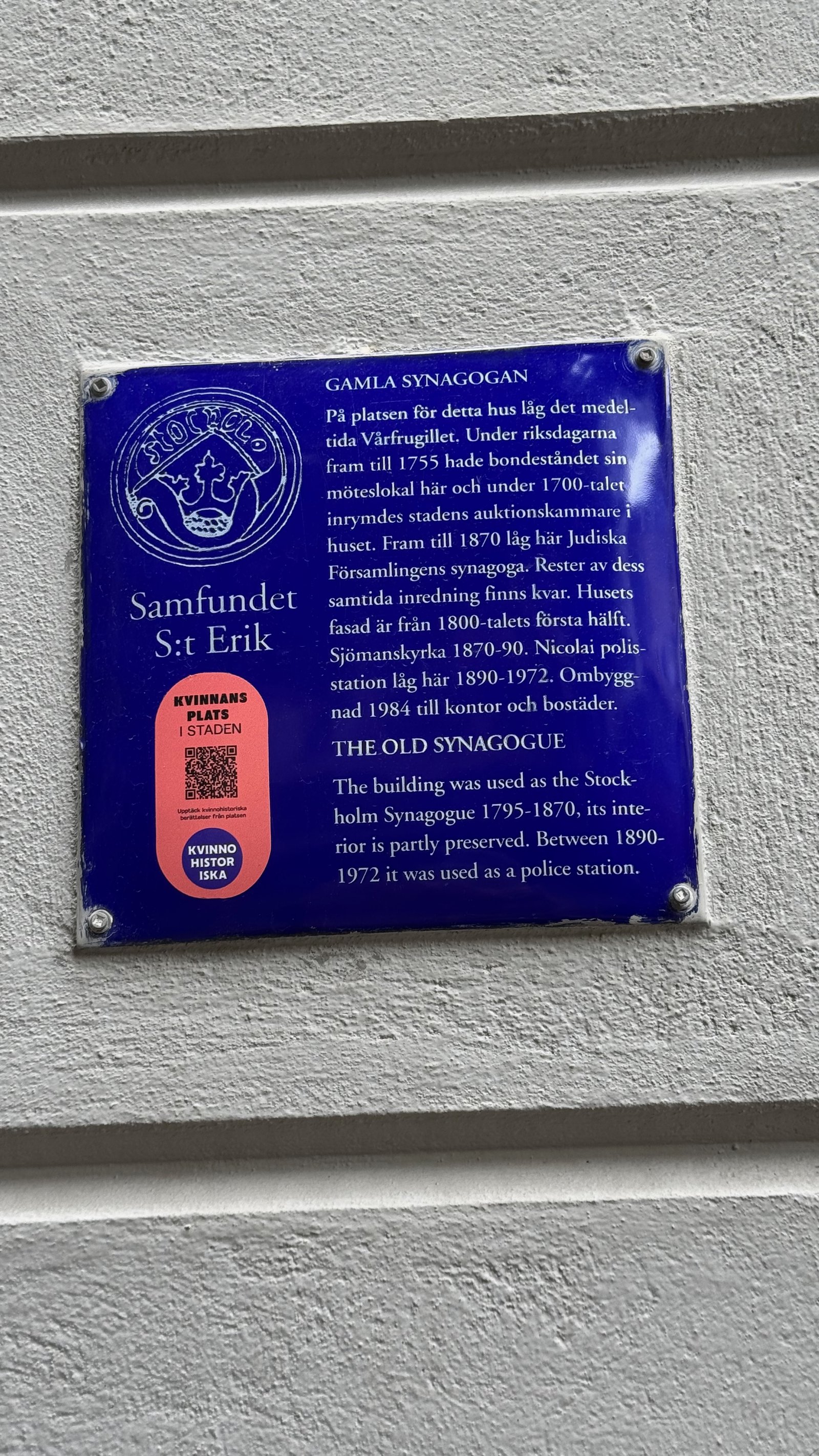 Blue historical plaque on the museum's facade, in Swedish and English, marking the site of the Old Synagogue used from 1795 to 1870.