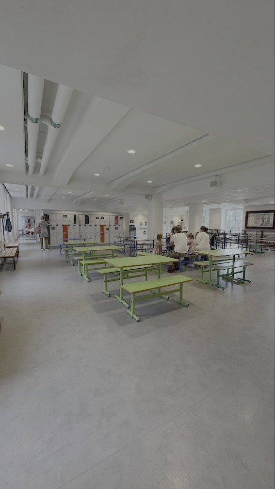 Rows of tables and benches inside the bright public dining hall at Naturhistoriska Riksmuseet.
