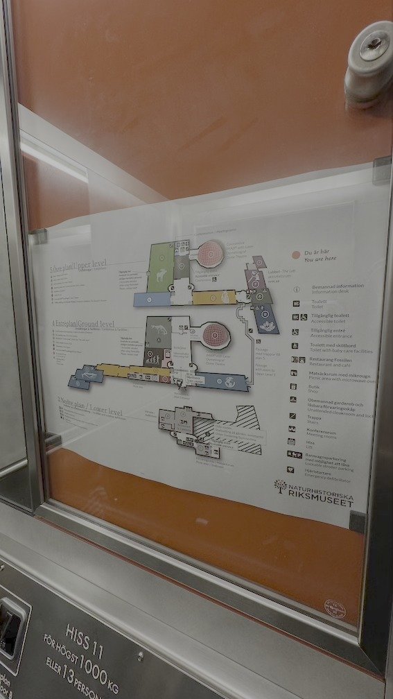 An indoor wayfinding sign at Naturhistoriska Riksmuseet, showing a floor plan of the exhibition halls.