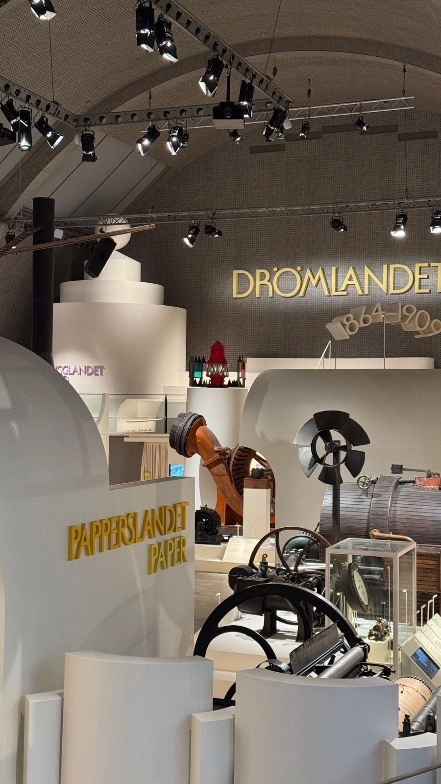 Machines, a robot arm and the sign Papperslandet in the exhibition Drömlandet at Tekniska museet.