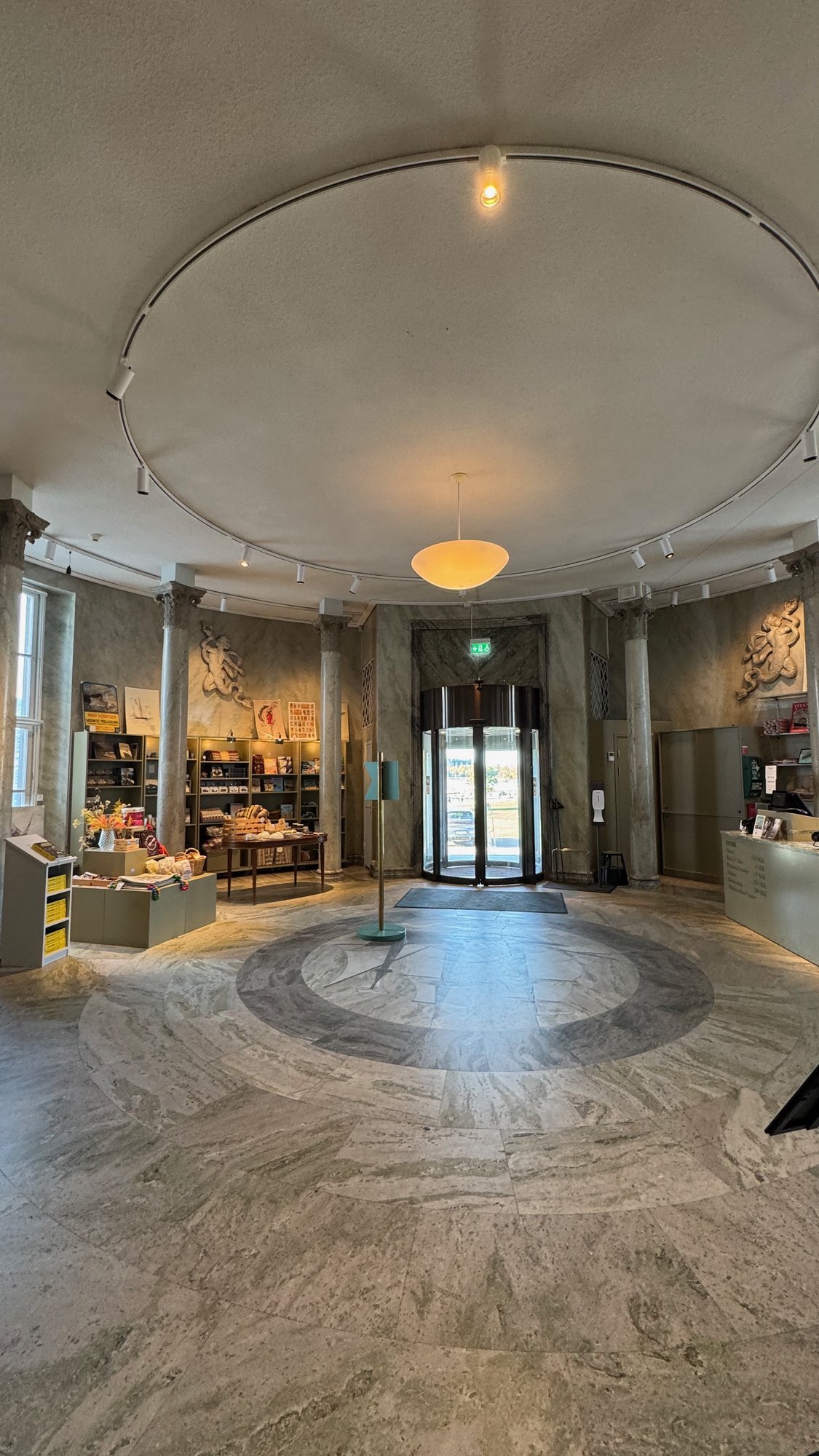 The round entrance hall with a stone floor at Sjöhistoriska museet.