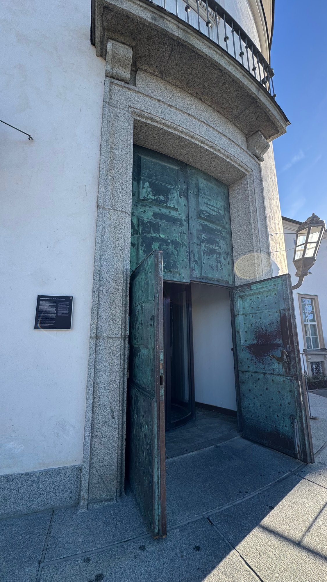 The main entrance with open green bronze doors at Sjöhistoriska museet.