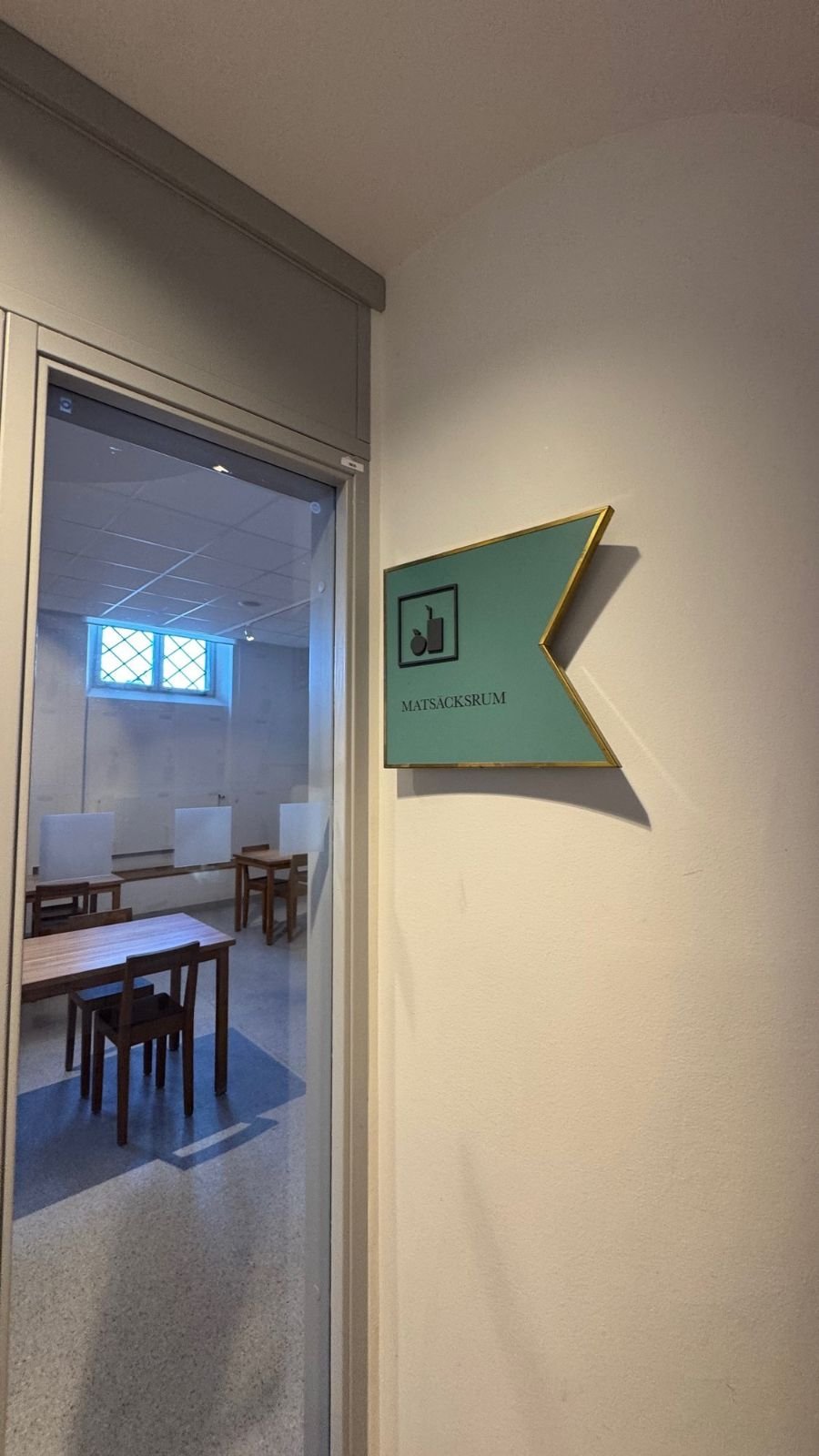 A green arrow sign points to the room for packed lunch at Sjöhistoriska museet.