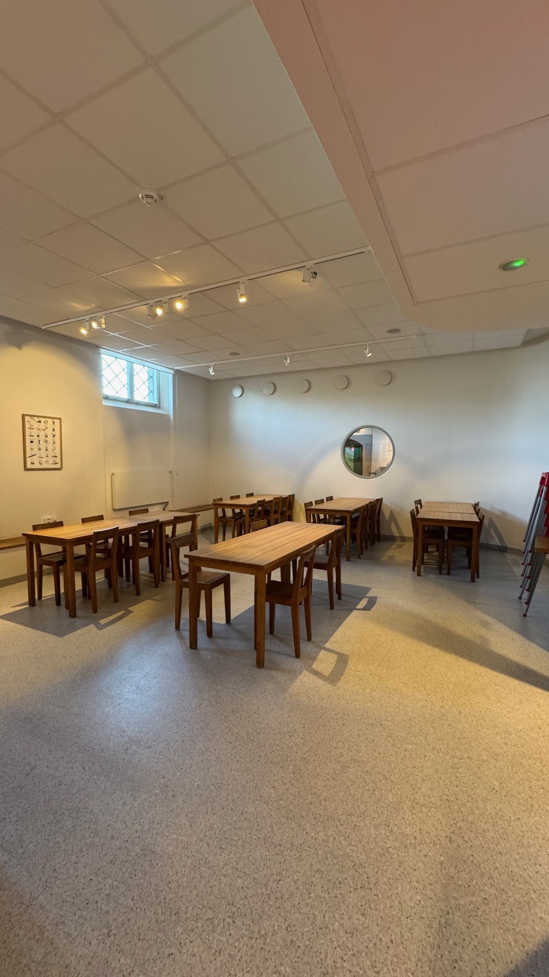 A room with tables and chairs for visitors with packed lunch at Sjöhistoriska museet.