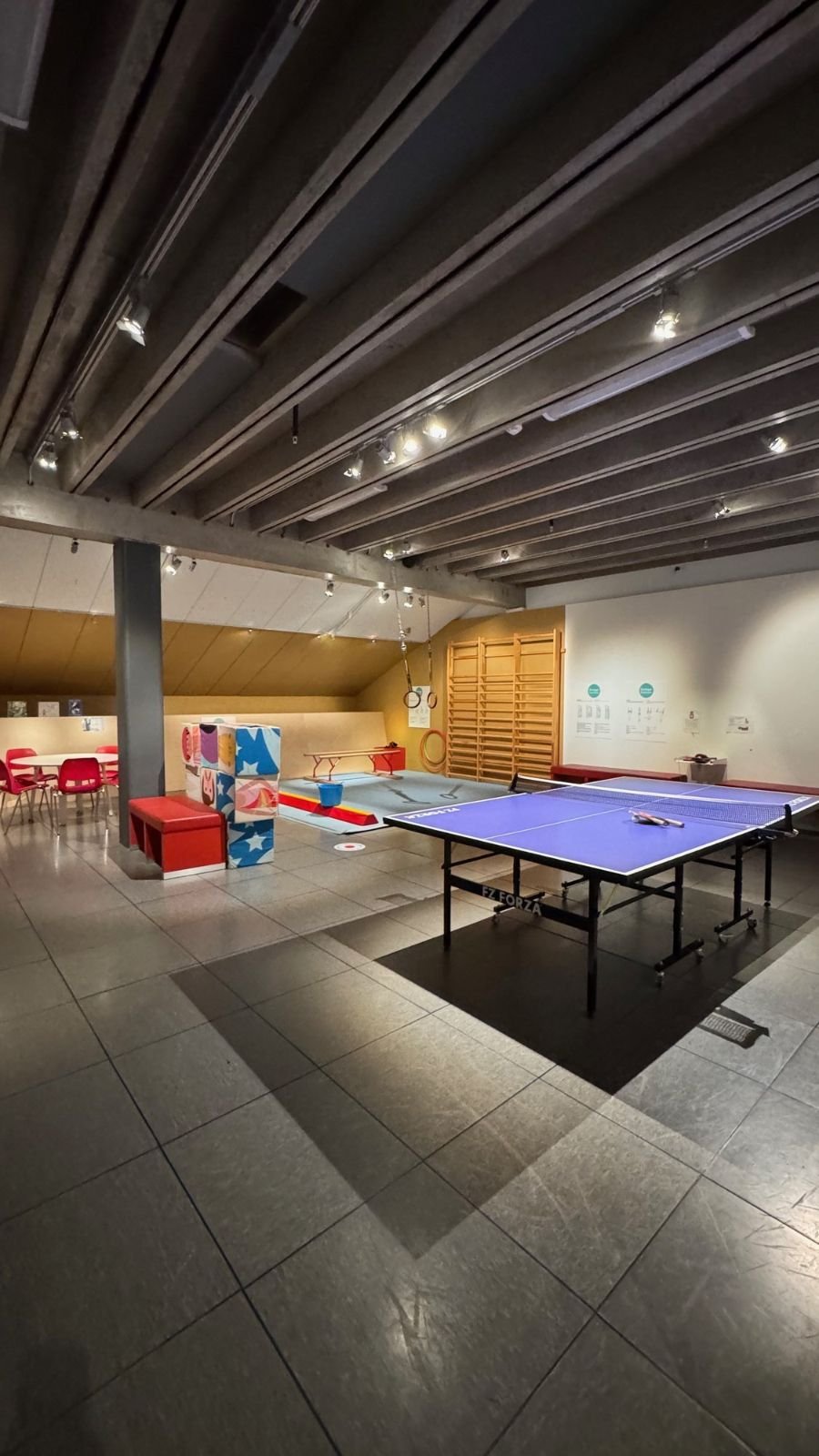 A table tennis table in a large room where visitors can play at Riksidrottsmuseet.