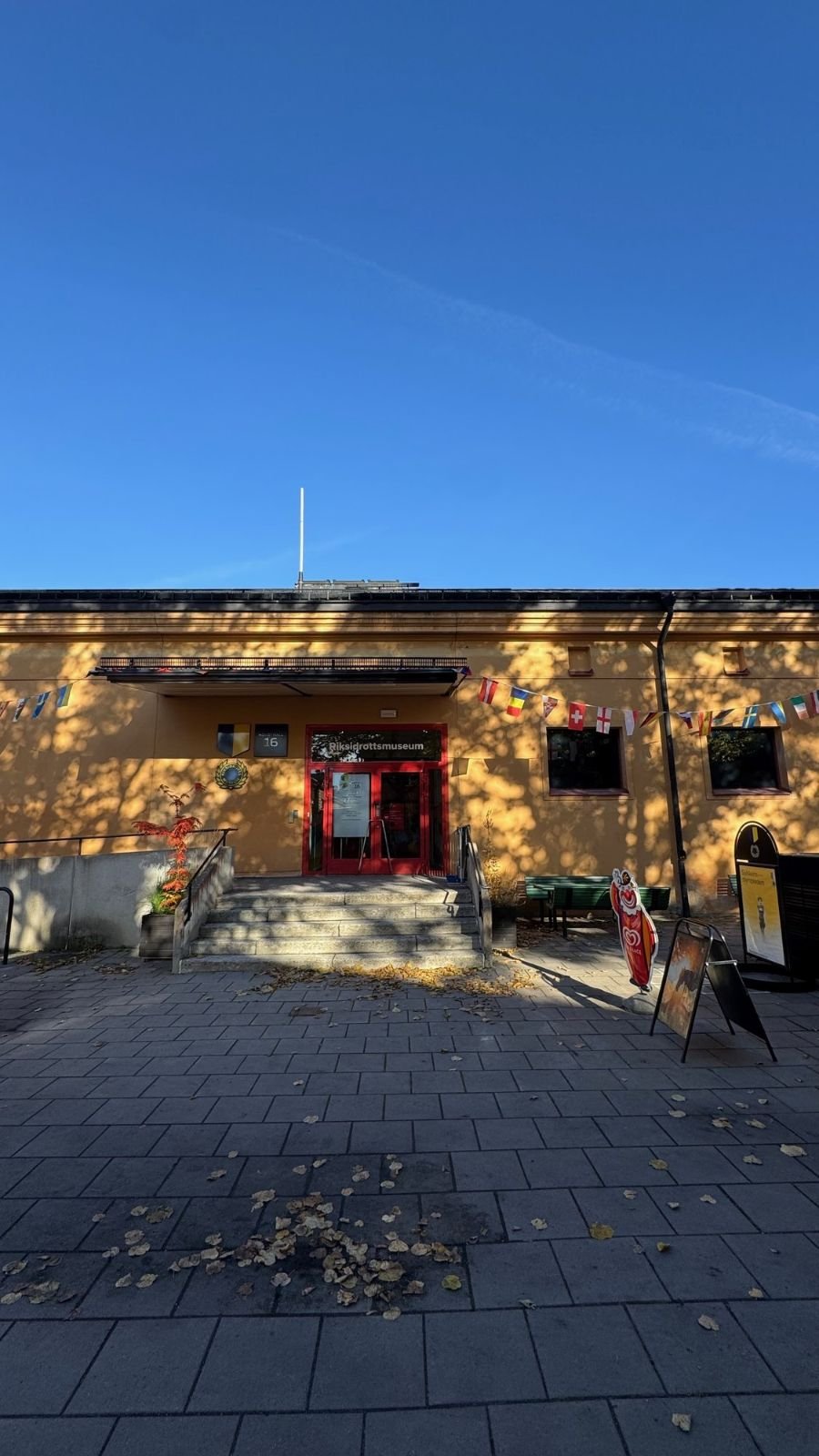 The front of Riksidrottsmuseet with the entrance and steps.