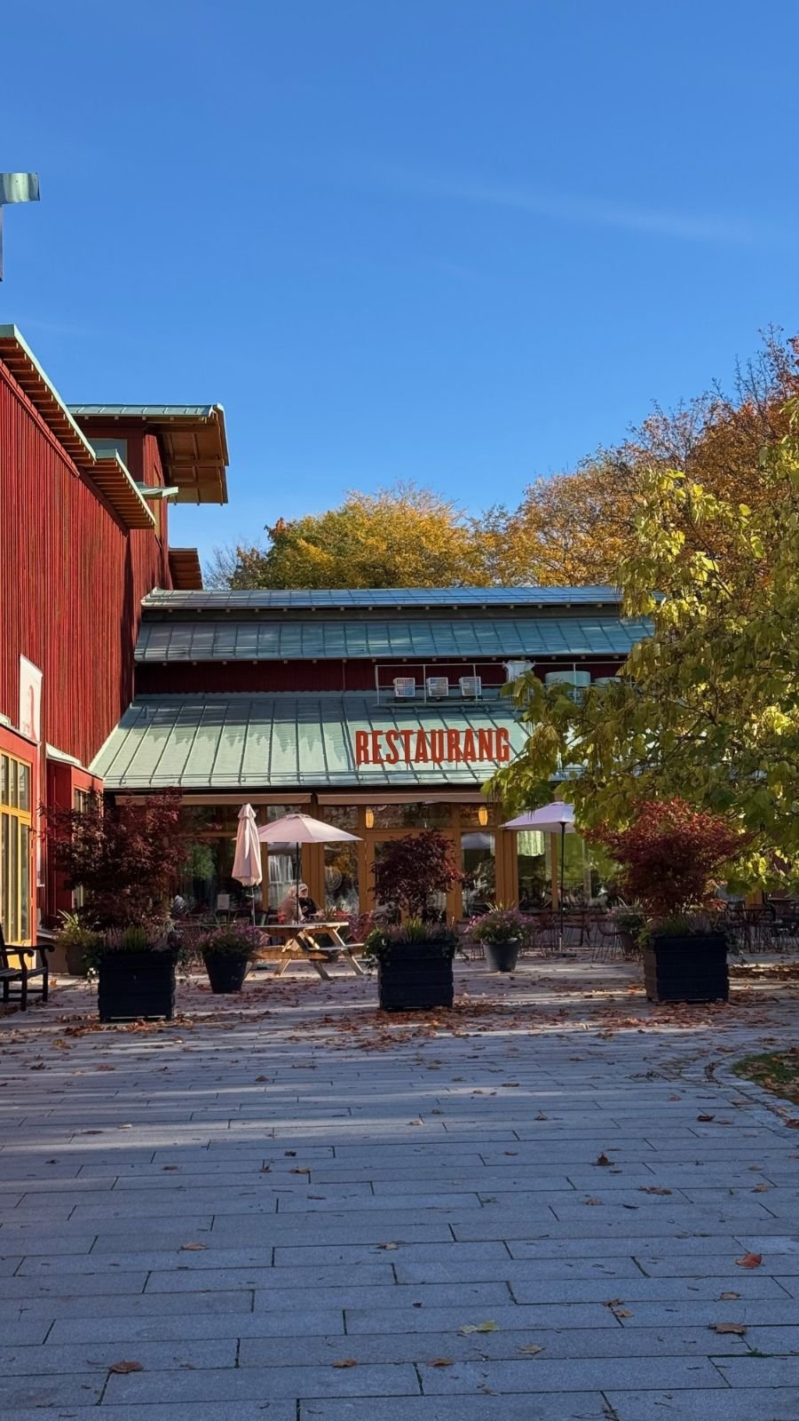 The entrance to restaurant Matmekka with outdoor seating at Etnografiska museet.