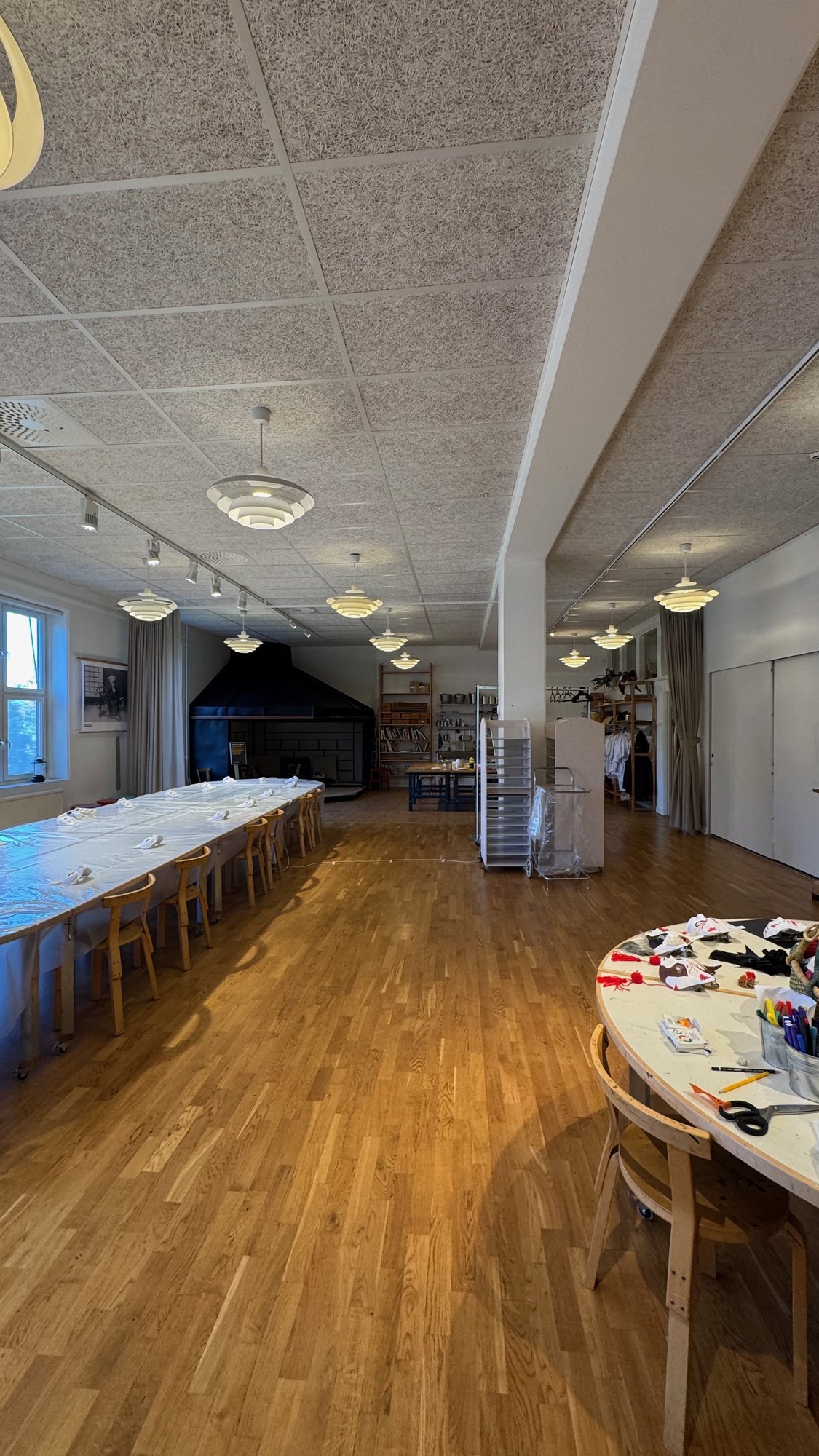 The workshop room Ateljén with long tables and craft materials at Etnografiska museet.
