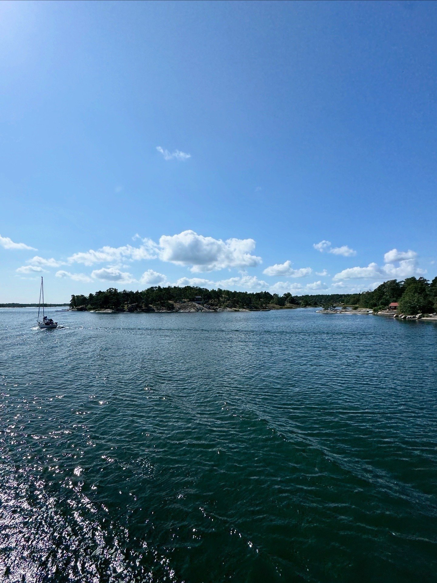 Sailboat between the islands near Möja