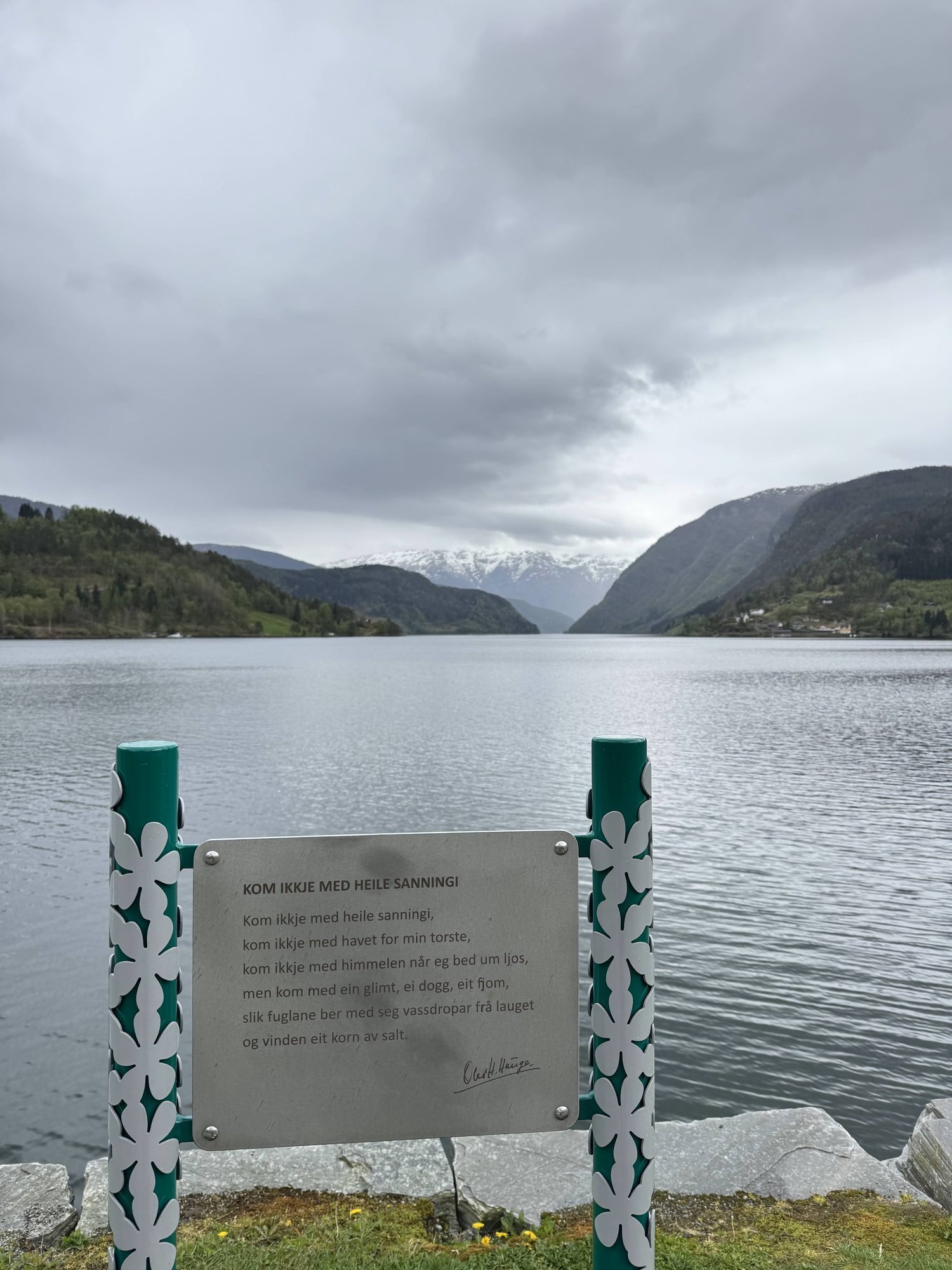 Plaque with a poem by Olav H. Hauge at the Ulvik fjord